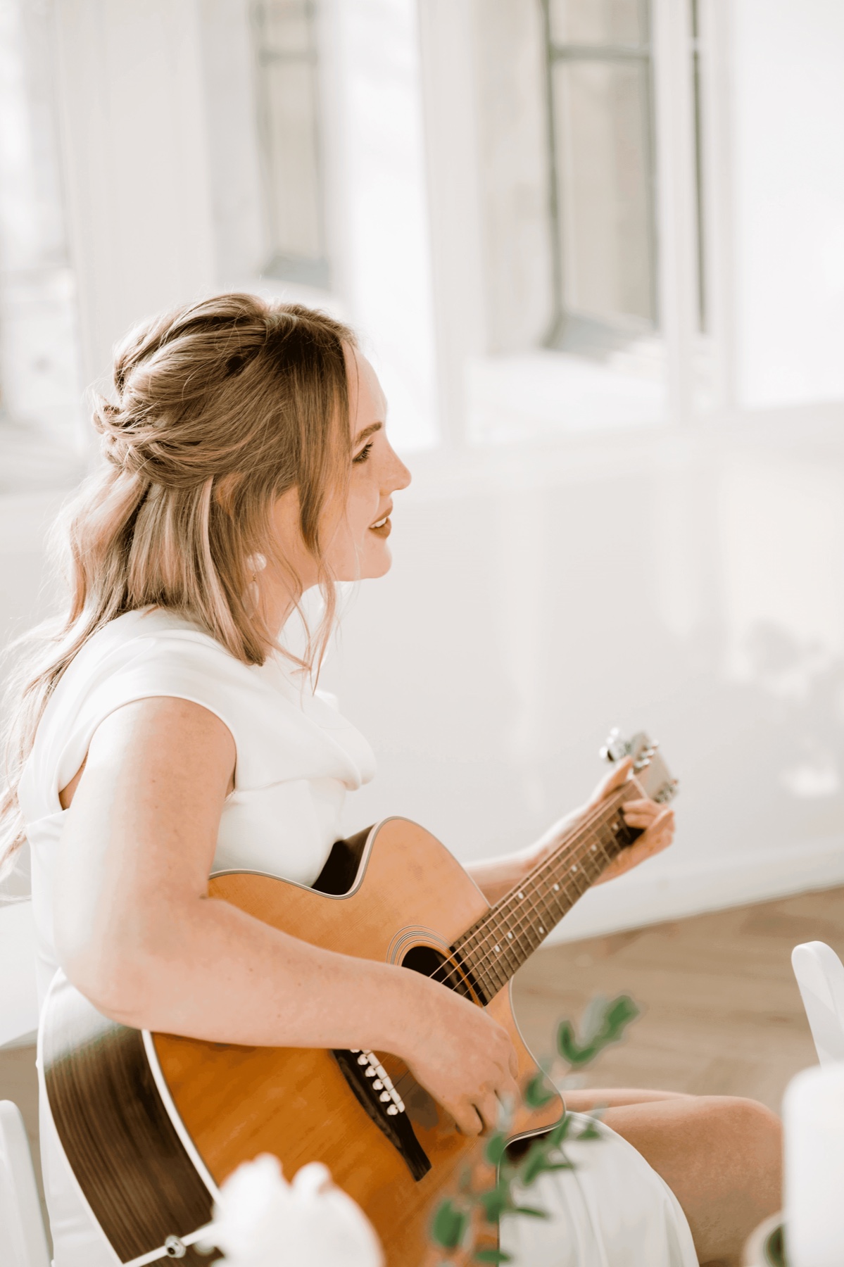 Zangeres en spreker Lisanne Spaander met akoestische gitaar