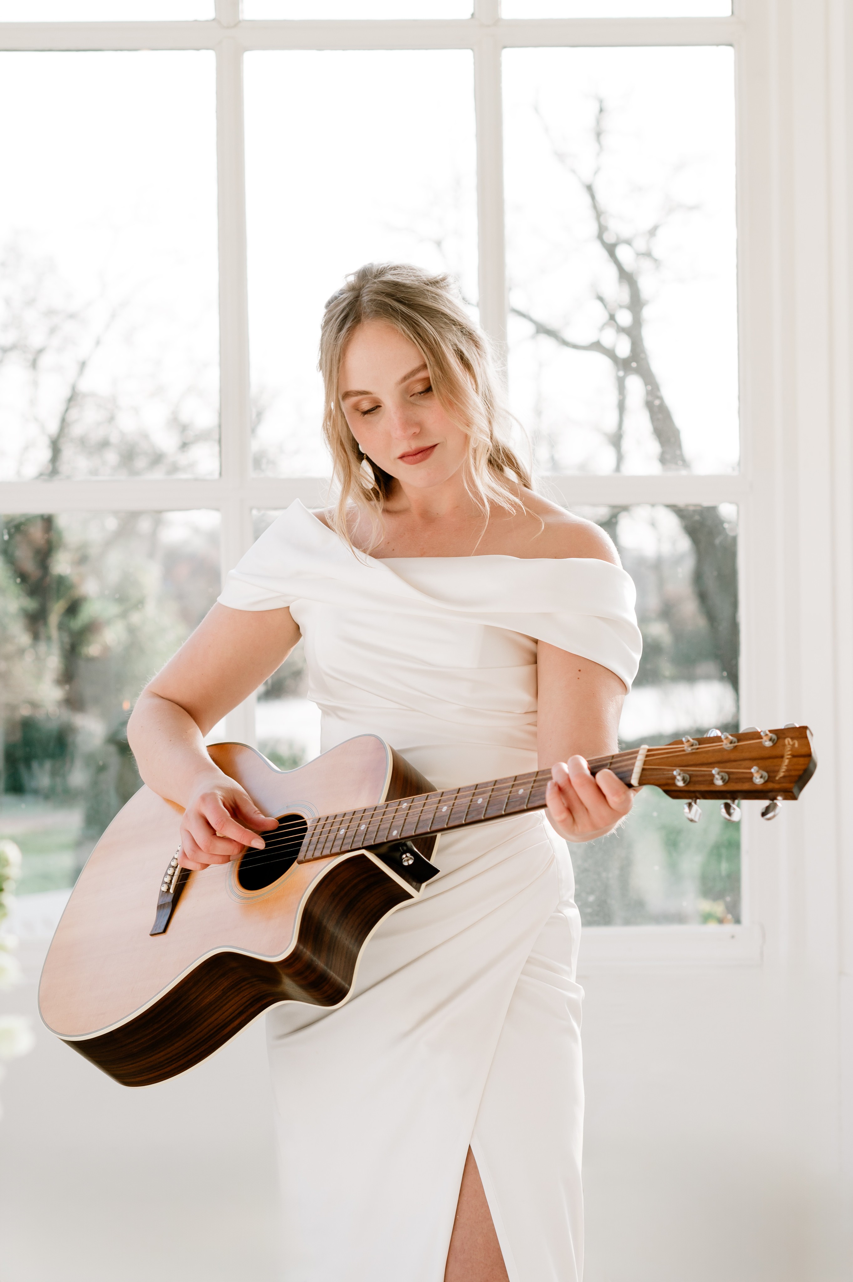 Lisanne Spaander met gitaar
